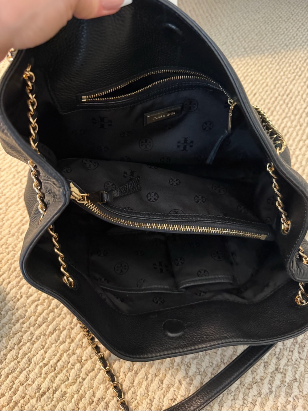 Tory Burch Black Pebbled Leather Shoulder Bag with Gold Logo - Picture 6 of 7